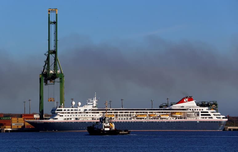 Un crucero británico con un millar de personas a bordo y cinco casos de coronavirus confirmados y docenas de sospechosos atracó el miércoles en Cuba luego de ser rechazado por varios puertos del Caribe. (EFE)