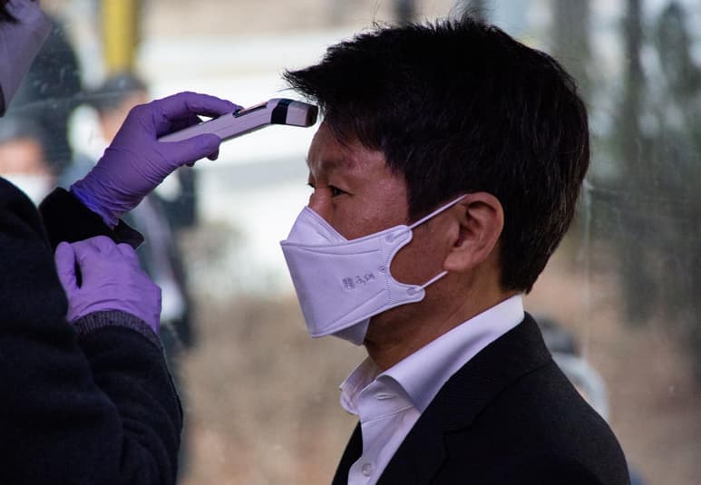 El líder de Corea del Norte, Kim Jong Un, admitió que su país carece de instalaciones médicas modernas. (ARCHIVO)