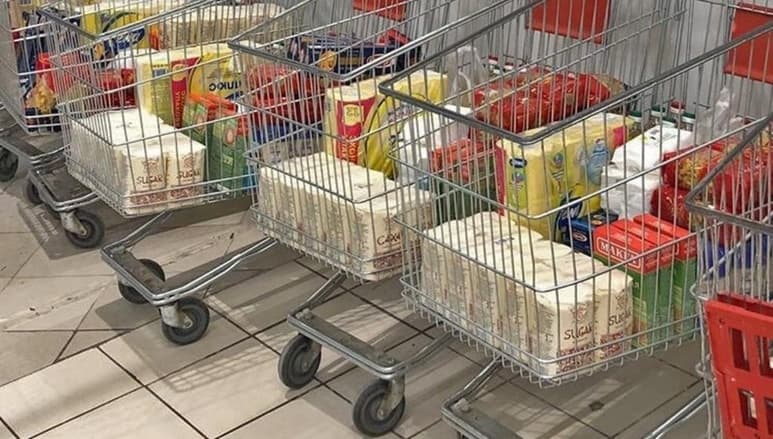 La idea de los carritos es evitar el desabasto de ciertos productos por las compras de pánico (ESPECIAL)