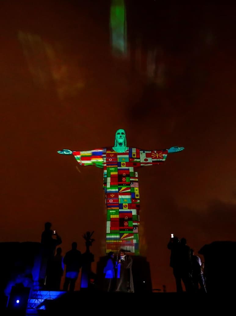 El acto en una de las atracciones turísticas más emblemáticas de Brasil fue encabezado por el obispo de Río de Janeiro, cardenal Orani Joao Tempesta, y tan sólo tuvo como espectadores directos fotógrafos y camarógrafos con credencial.