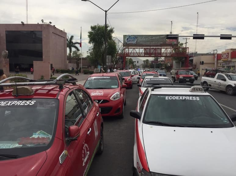 Taxistas dicen que las unidades piratas generan una competencia desleal en la Comarca Lagunera de Durango. (EL SIGLO DE TORREÓN/ANGÉLICA SANDOVAL)