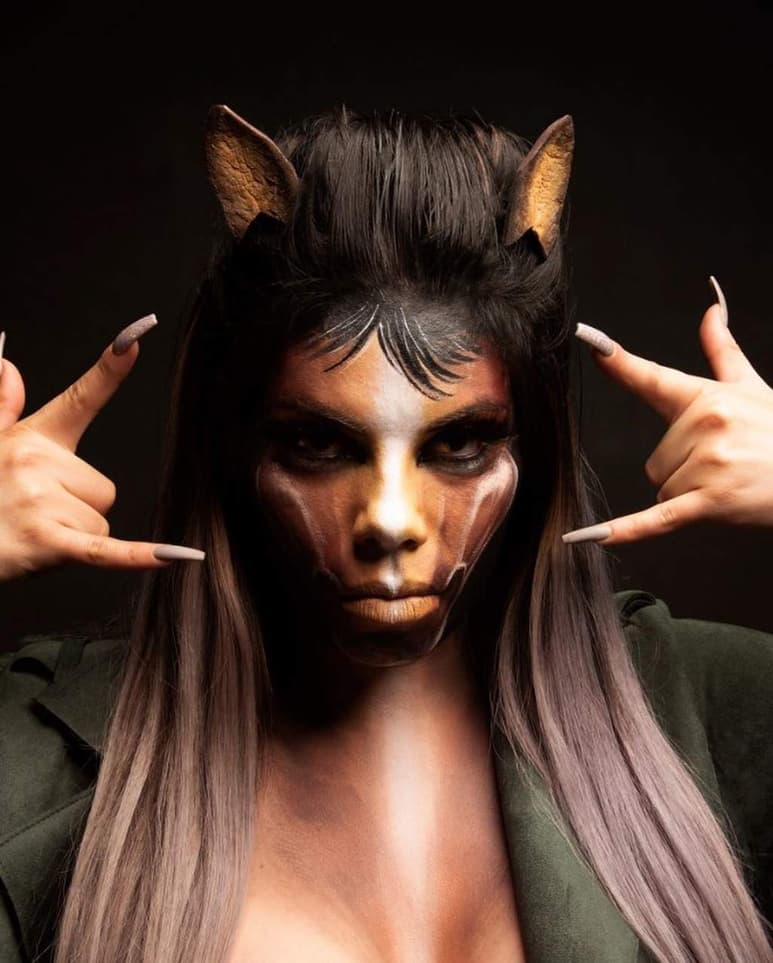 Se transforma. Lizbeth Rodríguez se caracterizó como caballo, animal con el que la suelen comparar a modo de insulto. (ESPECIAL)
