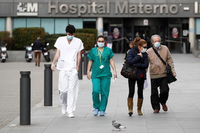 España registró 209 fallecidos por coronavirus en las últimas 24 horas, hasta un total de 767, y los casos positivos totalizan 17,147 con un aumento del 25 %, según las últimas cifras divulgadas este jueves. (EFE)
