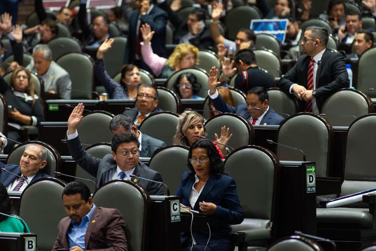 Con la dispensa de todos los trámites, la mayoría de Morena y sus aliados aprobó en la Cámara de Diputados una reforma exprés que les permitirá buscar la reelección en 2021 sin solicitar licencia; además, podrán 'saltar' de legisladores de mayoría a plurinominales o postularse por distinto distrito o circunscripción. (ARCHIVO)