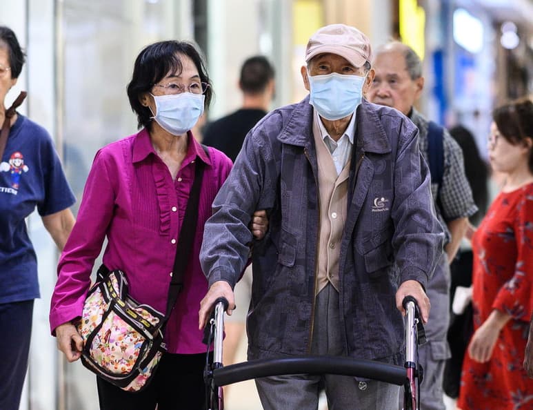 La recuperación de ambos pacientes se volvió rápidamente comentada en todo el mundo, porque de acuerdo con las estadísticas de los países, uno de los principales grupos vulnerables por el virus eran las personas mayores de 60 años. (EFE)