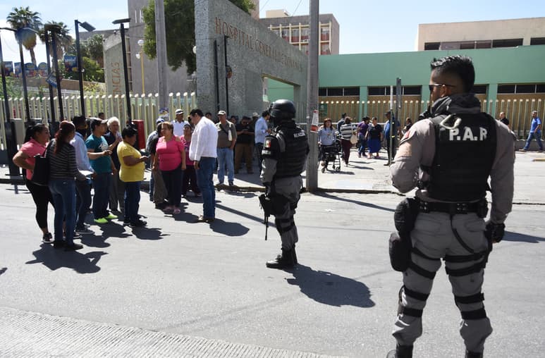 Familiares de pacientes de la clínica 16 del IMSS, del área de traumatología, bloquearon el bulevar ante la falta de insumos. (JESÚS GALINDO)