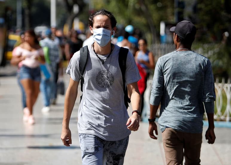 Los cubanos que están a punto de cumplir dos años en el extranjero, fecha límite para ser declarados 'emigrantes' y requisadas sus propiedades en la isla, podrán aumentar su estancia sin consecuencias durante la pandemia del coronavirus. (ARCHIVO) 