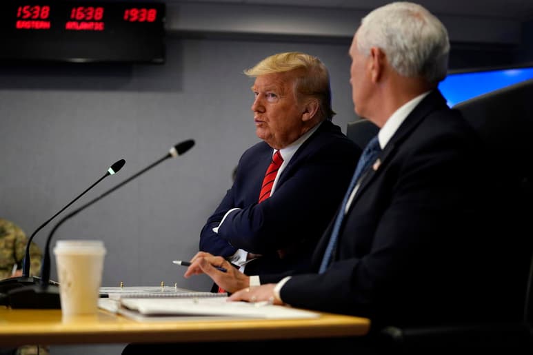 Trump (i) se comunicó el lunes con líderes del G7 en una videoconferencia convocada por el presidente francés, Emmanuel Macron. (EFE)