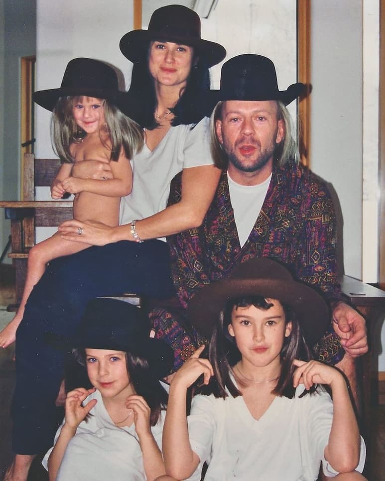 Detalle. Demi Moore felicita a su exesposo, Bruce Willis, con emotiva fotografía en donde aparecen sus tres hijas. (ESPECIAL)
