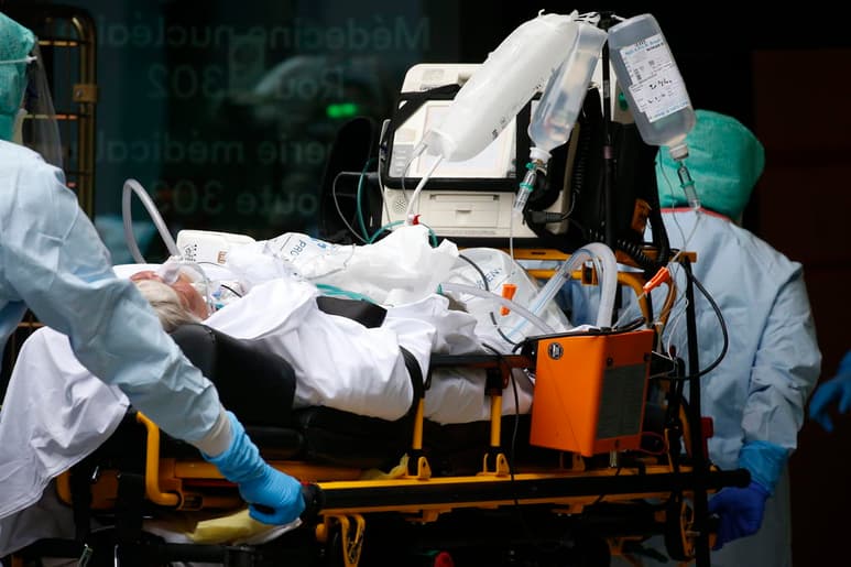 El ritmo de crecimiento 'muestra desafortunadamente la típica curva ascendente de las epidemias y pandemias', subrayó en rueda de prensa el portavoz de la OMS. (EFE)