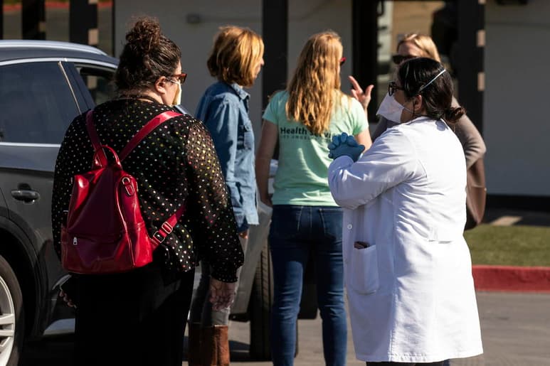 La medida entró en vigencia en los primeros minutos de este viernes, lo que significa que los californianos no deberían salir de casa excepto por cosas esenciales. (EFE)