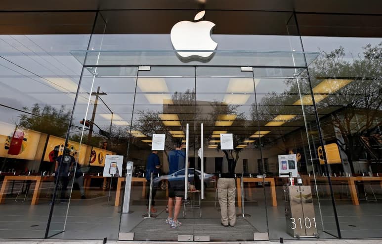 La multinacional estadounidense Apple anunció nuevos modelos de iPad Pro y MacBook Air, pese a tener todas sus tiendas físicas cerradas a nivel mundial por la pandemia de coronavirus. (ARCHIVO)