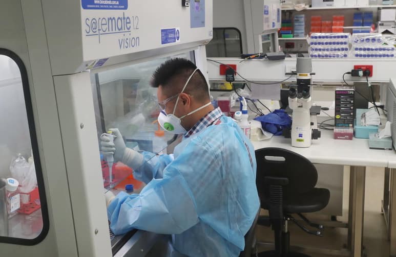 Ante la preocupación por el brote de coronavirus, declarado por la OMS como emergencia de salud pública de interés internacional e incluso como pandemia, diversas instituciones públicas y privadas se han encargado de desarrollar una vacuna. (ARCHIVO)