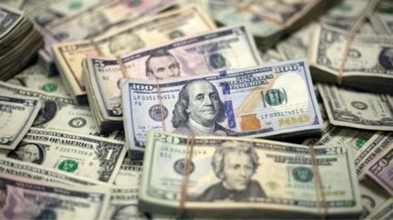 El peso mexicano consiguió este viernes frenar su desplome respecto al dólar, al cerrar la jornada en el mercado interbancario en 24.25 por billete verde, lo que supone una apreciación del 0.70 % frente a la cotización de 24.42 de este jueves. (ARCHIVO)