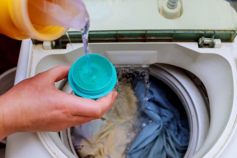 Según el diario español, El País, una temperatura recomendable para el lavado de prendas de uso diario, pijamas y sábanas es de 60º C, además de hacer uso de detergentes con oxígeno activo o con un poco de vinagre blanco. (ESPECIAL)