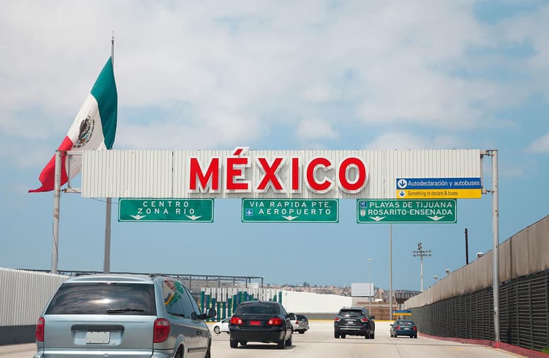 La medida se suma a la prohibición de viajes no esenciales decidida entre Estados Unidos y Canadá, que entrará en vigor el viernes por la noche y durará 30 días. (ESPECIAL)