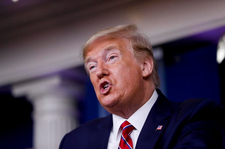 Quienes han tenido acceso a los reportes de las agencias de inteligencia comparten la idea de que Trump tenía conocimiento de las proyecciones de una posible pandemia desde enero de este año. (ARCHIVO)