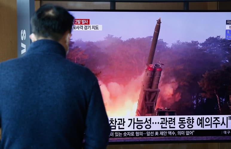 Es la tercera vez que Corea del Norte realiza una prueba de artillería en lo que va de marzo, cuando reanudó este tipo de test después de tres meses sin lanzar proyectiles. Pionyang suele abstener de realizar este tipo de ensayos durante el invierno. (EFE)