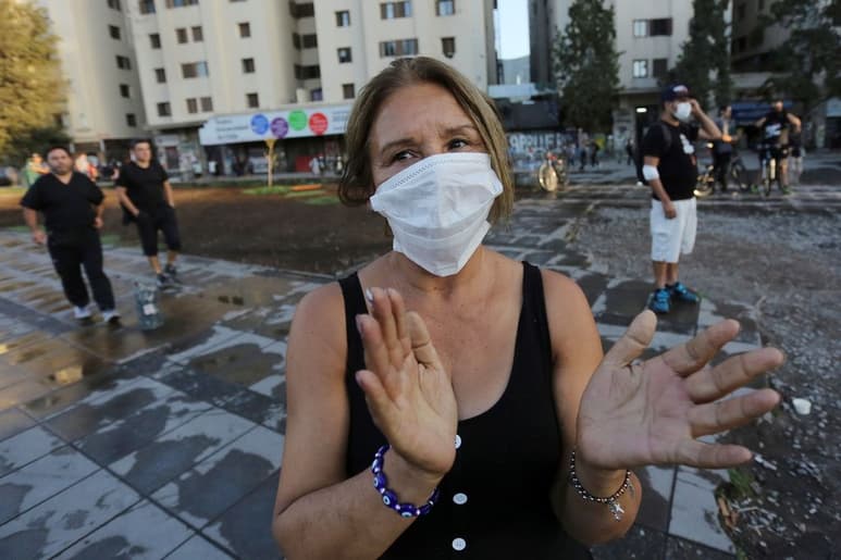 Personas participan este viernes durante una protesta contra el presidente Sebastián Piñera.