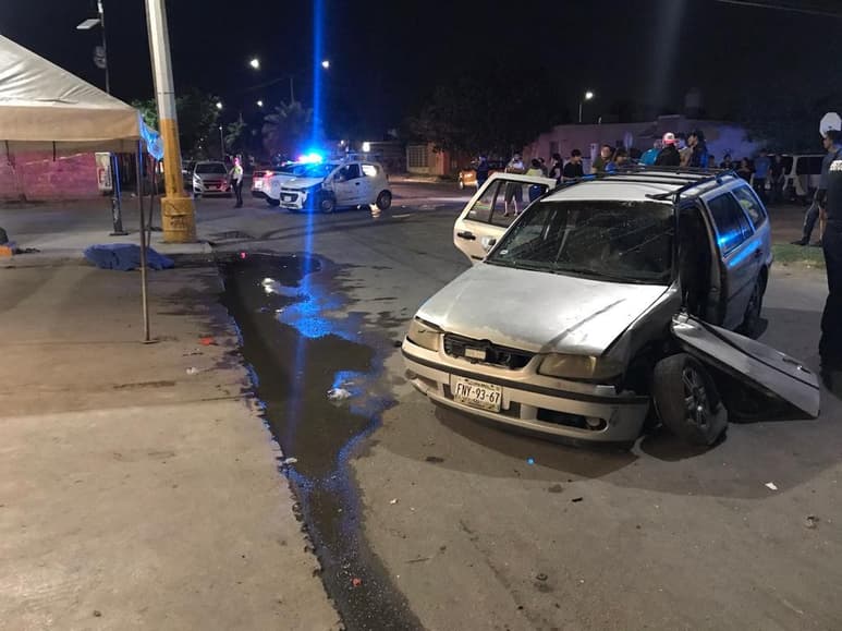 El cadáver de la mujer quedó en el piso, tras ser arrollada por el automóvil Chevrolet Beat. (EL SIGLO DE TORREÓN)