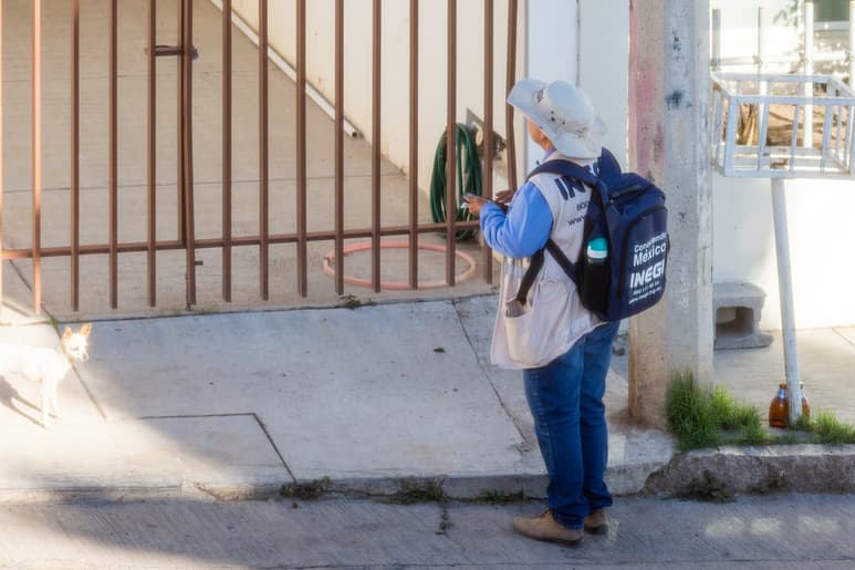 Solas. La gran constante, para los entrevistadores del Censo, es que encuentran las viviendas solas, sin un adulto al que se le pueda hacer la entrevista, y a regresar después o por la noche. (EL SIGLO DE TORREÓN)