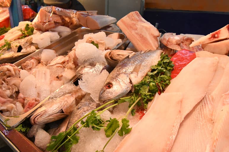 En el operativo se verifica la conservación y almacenaje de los productos marinos. (FERNANDO COMPEÁN)