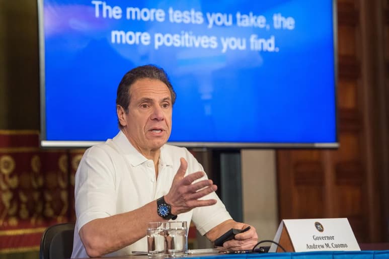 Cuomo pidió que el presidente de Estados Unidos, Donald Trump, el único con el poder para hacerlo, recurra a la Ley de Producción de Defensa para nacionalizar la producción de mascarillas, ventiladores y ropa para personal sanitario. (EFE)