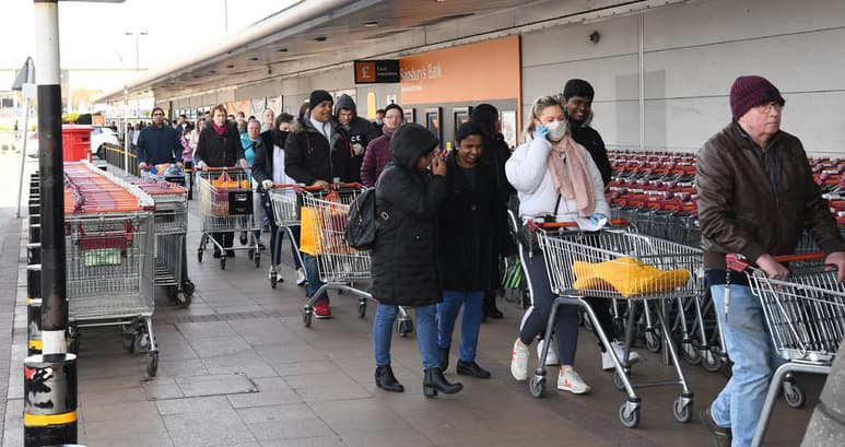 La Sanidad británica enviará cartas a 1.5 millones de personas con diversas patologías para pedirles que se queden en casa y alertarles del riesgo de contraer COVID-19. (EFE)