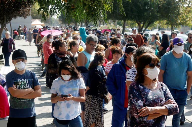 Chile decretó el domingo un toque de queda nocturno y extremó las medidas para contener el nuevo coronavirus, a medida que los contagios seguían incrementándose en el segundo país con más contagios hasta ahora en América Latina. (ARCHIVO)