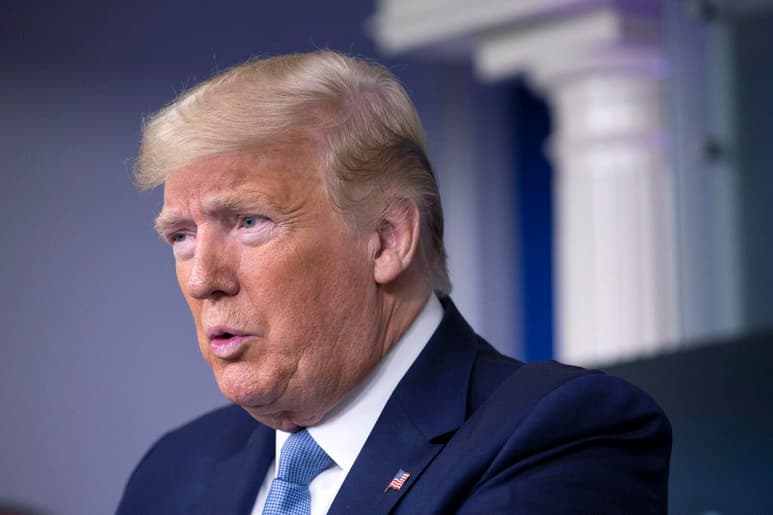 El presidente de Estados Unidos, Donald Trump, autorizó este domingo a los fabricantes de vehículos Ford, General Motors y Tesla a producir ventiladores ante la creciente demanda de estos equipos debido a la pandemia del coronavirus. (EFE)