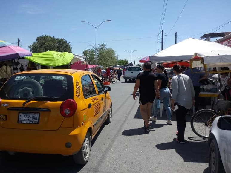 Los tianguis, donde se concentran decenas y hasta cientos de personas en distintos puntos de la ciudad, continúan trabajando sin control sanitario alguno por la contingencia del COVID-19. (PRIMITIVO GONZÁLEZ)