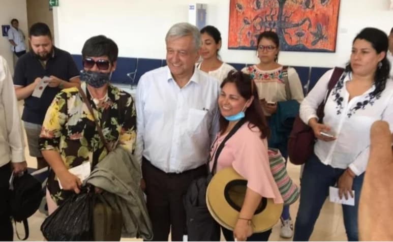 Acompañado de funcionarios del sector Salud, Banobras y del gobernador Alejandro Murat (PRI), el presidente accedió a las 'selfies' con los pasajeros, algunos con cubre bocas, pero en esta ocasión mantuvo sus manos atrás de la espalda y a nadie saludó, abrazó o besó. (EL UNIVERSAL)
