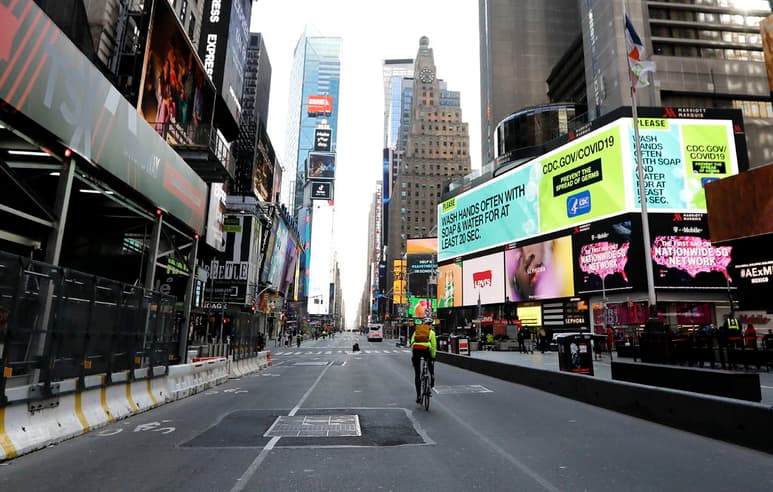 Nueva York se encuentra paralizada y en cuarentena, y solo se realizan las actividades esenciales. (EFE)