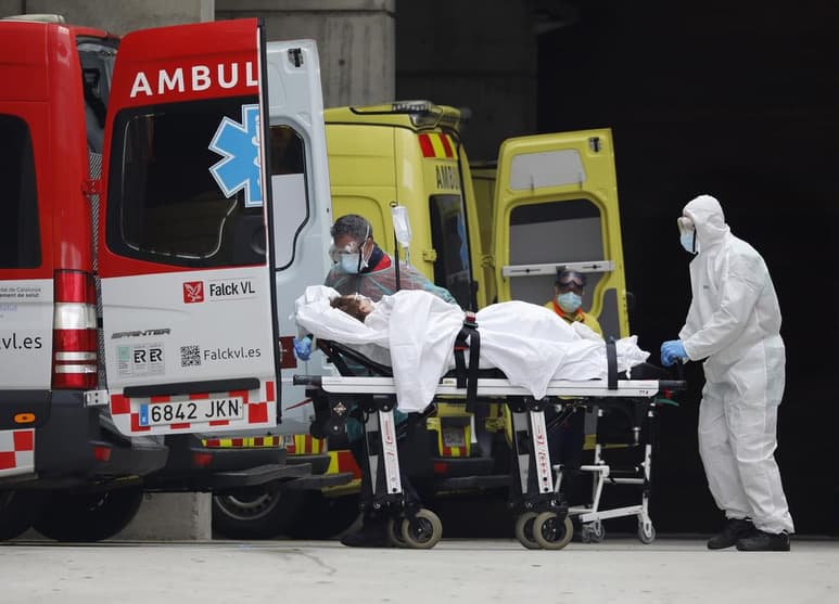 España alcanzó los 2,182 fallecidos por coronavirus y los 33,089 contagiados. (EFE)