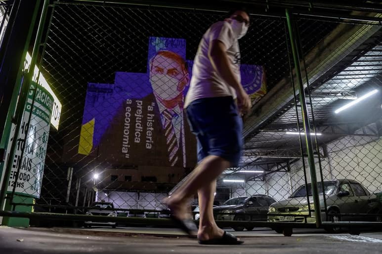 Jair Bolsonaro, presidente de Brasil, anunció una nueva medida provisional laboral, la cual permitirá a las empresas suspender los pagos de los trabajadores que no acudan a sus centros de labores durante la pandemia hasta cuatro meses. (EFE)