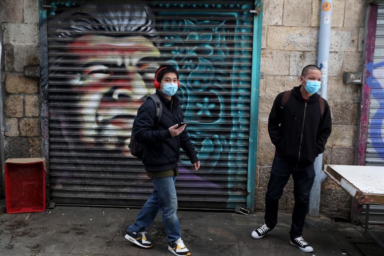 El Ministerio de Sanidad de Israel ha desarrollado y puesto en marcha una aplicación de móvil que advierte si uno está cerca de algún contagiado por el COVID-19. (ARCHIVO)