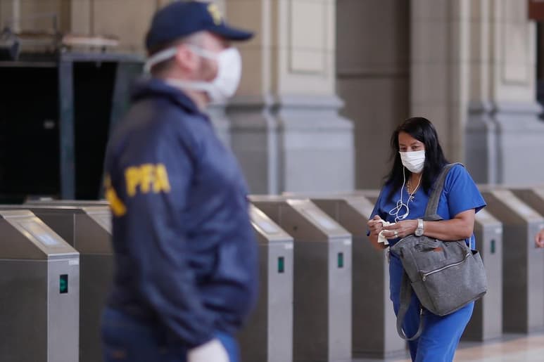 El Gobierno de Argentina confirmó este lunes la detección de un primer caso de transmisión comunitaria de coronavirus. (ARCHIVO) 