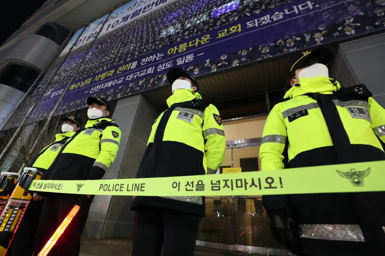 Autoridades de Corea del Sur anunciaron hoy que tomarán acciones legales contra fieles que se congreguen en iglesias. (ARCHIVO) 