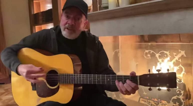El cantante Neil Diamond utilizó sus redes sociales, durante su cuarentena en casa, para cantar con sus seguidores el tema Sweet Caroline, aunque aprovechó para cambiarle la letra y mandar un mensaje ante la pandemia de COVID-19. (ESPECIAL)