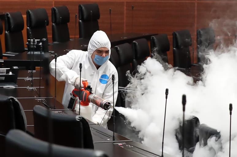 La H1N1, igual a la española, afortunadamente el germen no fue tan dañino, al menos en México. (AGENCIAS)