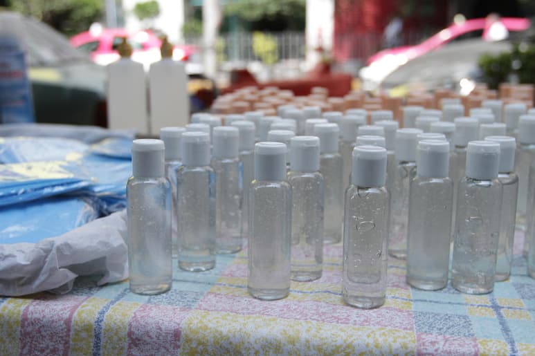 La cervecera Grupo Modelo donará a la Fundación IMSS 300 mil botellas de gel antibacterial producidas con el alcohol que se extrae en la elaboración de su cerveza, para combatir la propagación del COVID-19. (ARCHIVO)