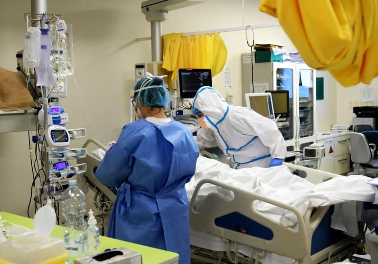 Actualmente, lo que inició como una transmisión local en el país asiático, ha cobrado la vida de más de 17 mil personas en todo el orbe. (EFE)