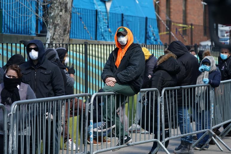 El gobernador de Nueva York, Andrew Cuomo, informó este martes que los casos de coronavirus en este estado, epicentro de la pandemia en EUA, ascienden a 25,665. (EFE)