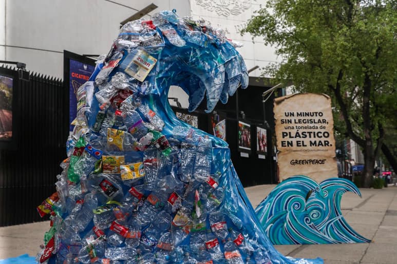 Estar en tu hogar puede ser una gran oportunidad para adoptar hábitos que cuiden al planeta, como evitar el uso de plásticos de un solo uso, entre ellos, botellas, platos, vasos y cubiertos desechables, y evitar utilizar cubrebocas si no estás enfermo o eres trabajador de la salud, recomienda Greenpeace México. (ARCHIVO)