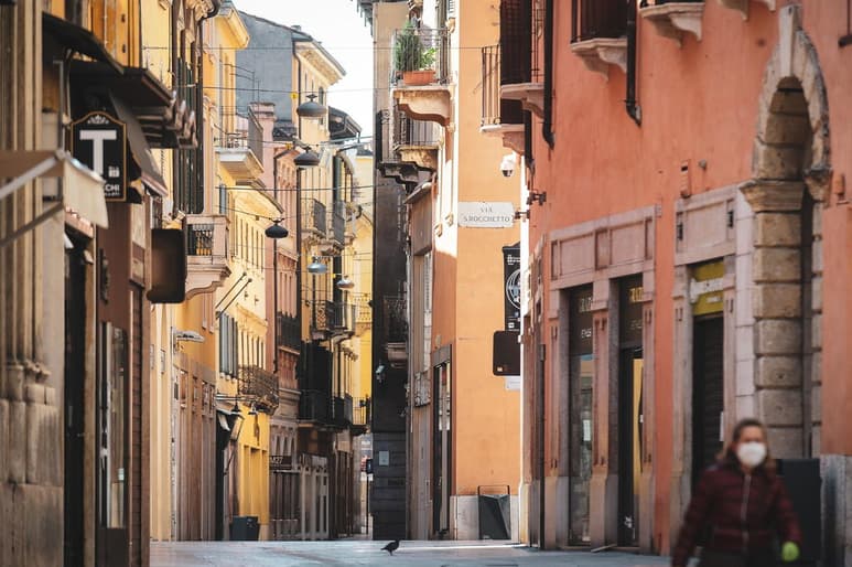 El Ejecutivo italiano aprobó hoy multas de entre 400 y 3,000 euros para quienes incumplan las medidas de aislamiento para frenar la propagación del coronavirus. (ARCHIVO)