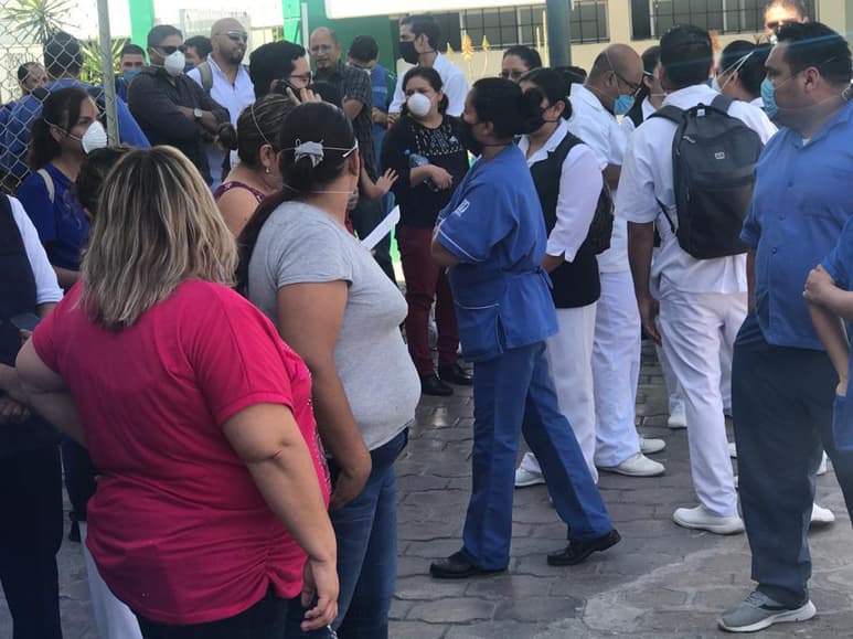 A la 1:30 de la tarde los trabajadores que salieron en el turno de primera,y el personal que entra en el turno de segunda, se congregó en el exterior del edificio. (EL SIGLO COAHUILA)