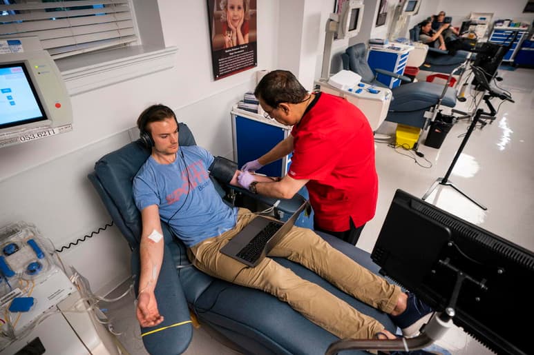Hospitales en Estados Unidos se están preparando para probar si un tratamiento centenario usado para combatir brotes de influenza y sarampión resulta para el COVID-19: usar la sangre donada por pacientes que se recuperaron. (ARCHIVO)