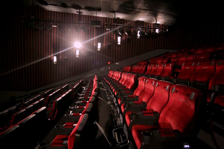 A partir de mañana todos los complejos Cinépolis del país dejarán de operar, pero devolverán el dinero a quienes habían comprado boletos para funciones programada en los siguientes días. (ARCHIVO)