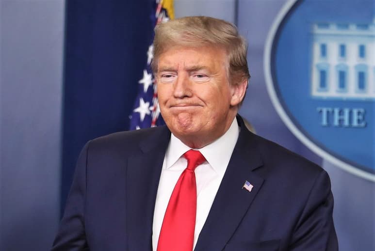 La semana pasada, Trump aumentó sus referencias al 'virus chino', hasta el punto de tachar la palabra 'coronavirus' en los papeles donde tenía preparadas sus declaraciones a la prensa y escribir a mano esa expresión, muy utilizada por comentaristas de derechas en Estados Unidos. (EFE)