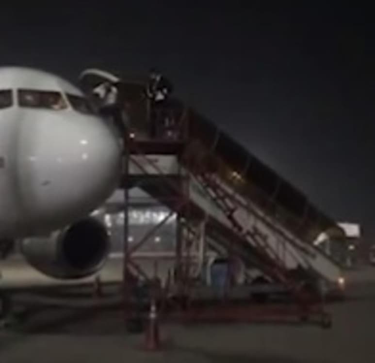Pilotos abandonan un avión desde la ventana de la cabina de pilotaje por temor contraer el COVID-19